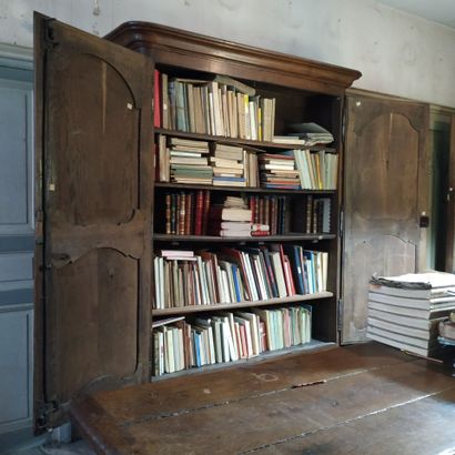 Moulded oak bookcase, 18th century
Two doors...