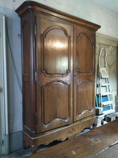 Moulded oak bookcase, 18th century
Two doors...