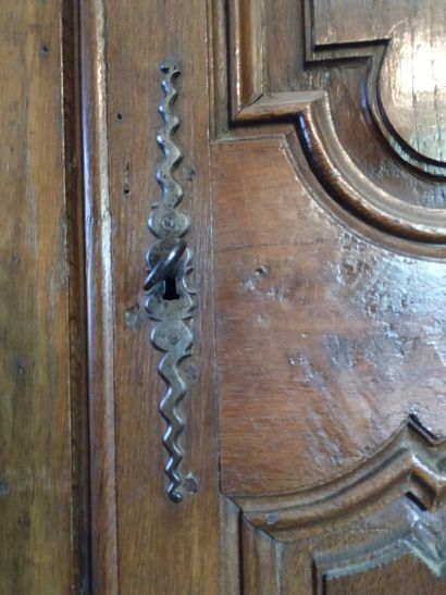 Moulded oak bookcase, 18th century
Two doors...