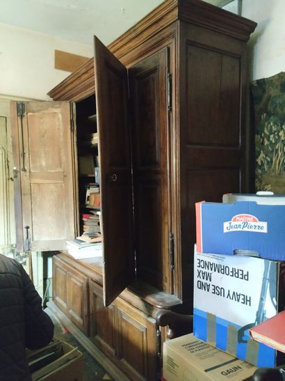 Molded oak bookcase, 18th century
Two parts,...