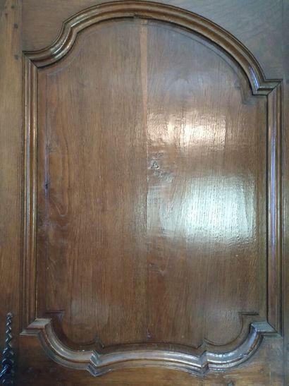 Moulded oak bookcase, 18th century
Two doors...