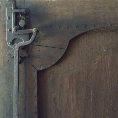 Moulded oak bookcase, 18th century
Two doors...