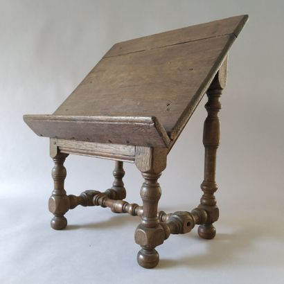 Oak table lectern, 18th century 
Turned wooden...