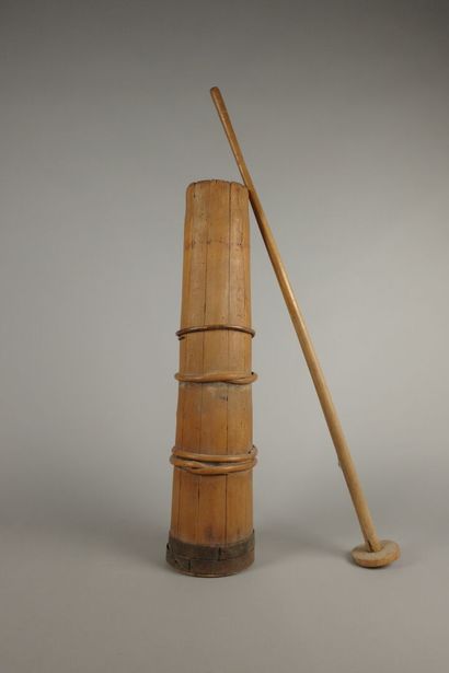 Lot including : - churn with beater in natural...