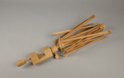 GAD. Wooden wool dispenser for tabletop mounting
L...