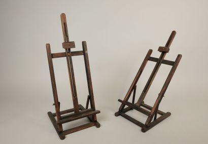 Pair of free-standing easels in stained wood
Folded...