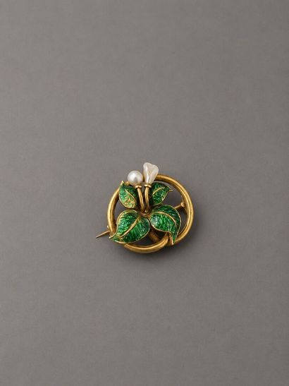 Brooch adorned with a green enameled foliage...