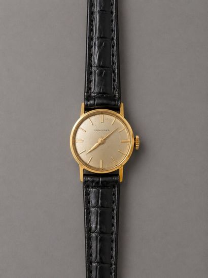 LONGINES
Ladies' wristwatch, round case in...