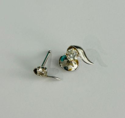 A pair of 18K (750/000) white gold stud earrings...