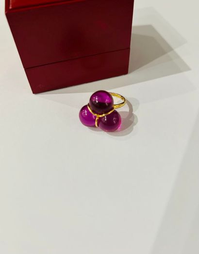 BACCARAT
Ring featuring a three-lobed pink...