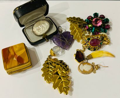Lot of costume and couture jewelry
Loulou...