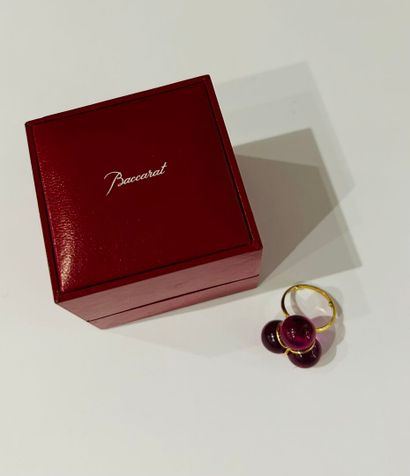 BACCARAT
Ring featuring a three-lobed pink...