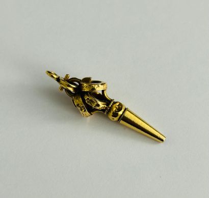 Watch key with engraved triple ring.
Gross...