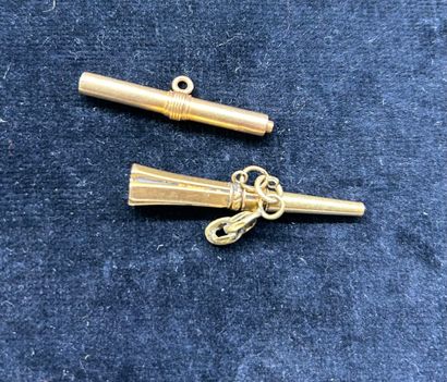 Gold lot comprising two gold key chains.
Gross...