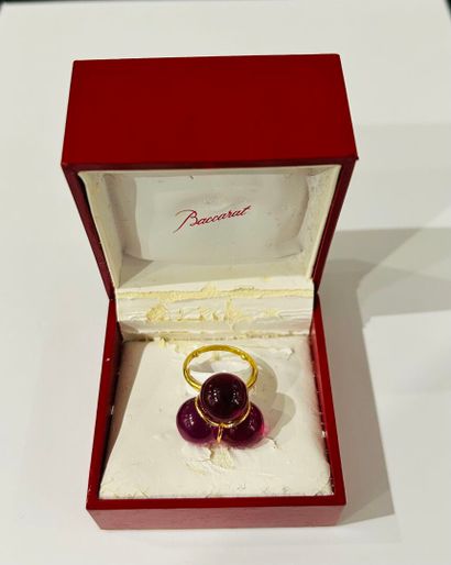 BACCARAT
Ring featuring a three-lobed pink...
