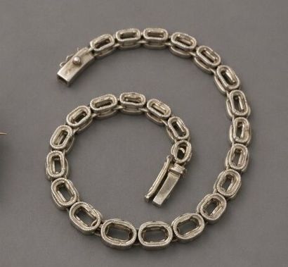 Gold and platinum bracelet setting.
Gross...