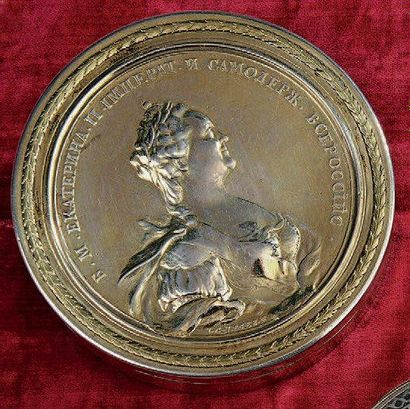 Boîte ronde en vermeil, les encadrements...