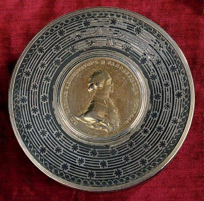 Boîte ronde en argent et vermeil, niellée...