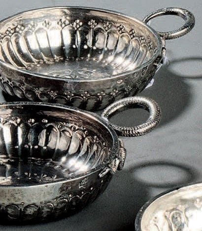 Deux tasses à vin en argent à décor de godron,...