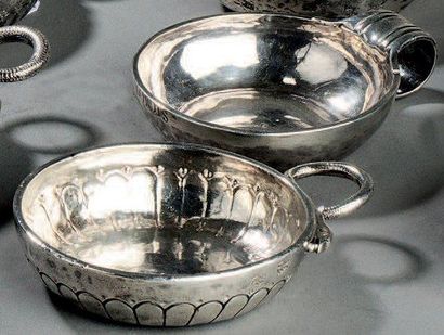 Deux tasses à vin en argent, les prises en...