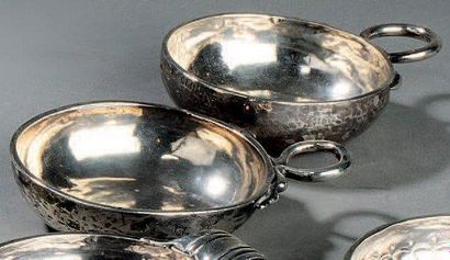Deux tasses à vin en argent, les prises en...