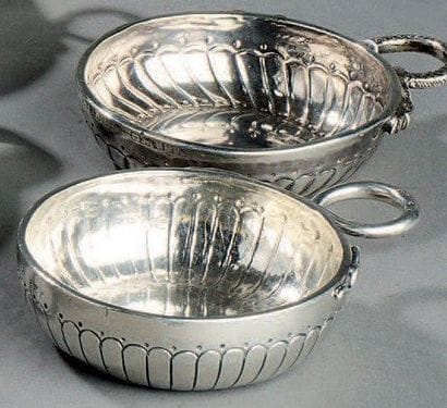Deux tasses à vin en argent, l'un orné d'une...
