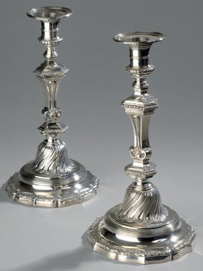 Paire de flambeaux en argent modèle contour...