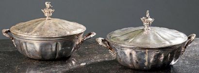 Paire de légumiers couverts et leurs doublures...