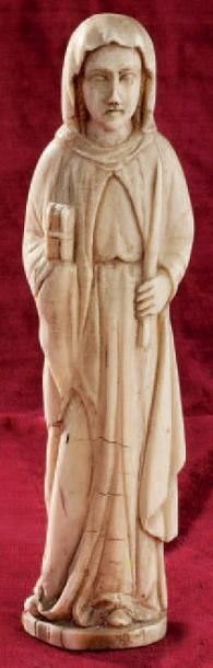 Sainte femme en ivoire sculpté tenant un...