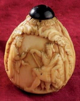 Pulvérin en ivoire sculpté représentant d'un...