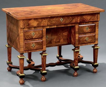 Bureau à caissons en bois de placage marqueté...