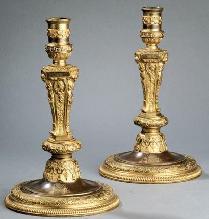 Paire de flambeaux en bronze ciselé et doré....