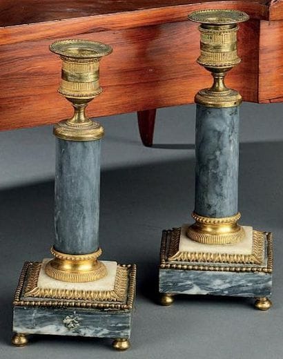 Paire de bougeoirs en bronze ciselé et doré,...