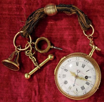 Montre en ors à décor guilloché et ajouré...