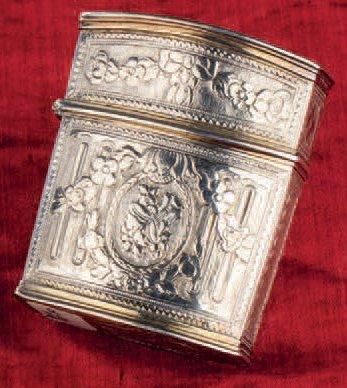 Étui en argent gravé à décor de feuillages...
