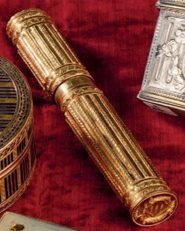 Étui à cire en ors orné d'armoiries à cacheter....