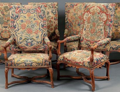 Suite de six fauteuils en bois mouluré et...