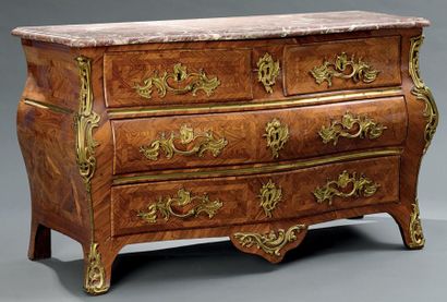 Commode tombeau en placage de bois de violette...