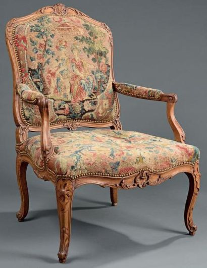 Grand fauteuil en hêtre mouluré et sculpté,...