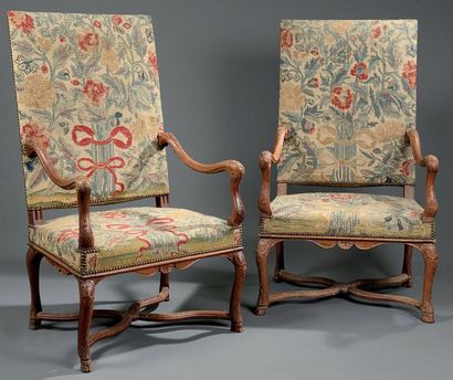 Suite de deux fauteuils à dossier plat en...