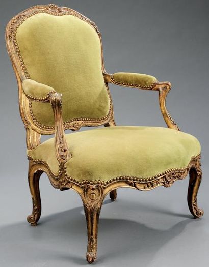 Petit fauteuil en bois finement mouluré,...
