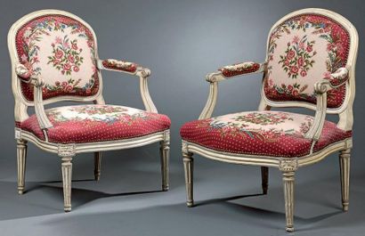 Paire de fauteuils en bois mouluré et sculpté...