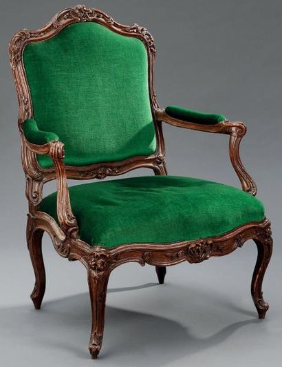Fauteuil à dossier plat en bois naturel mouluré...