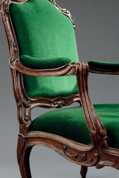 Fauteuil à dossier plat en bois naturel mouluré...