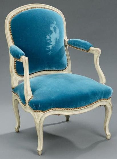 Fauteuil à dossier plat en bois mouluré,...