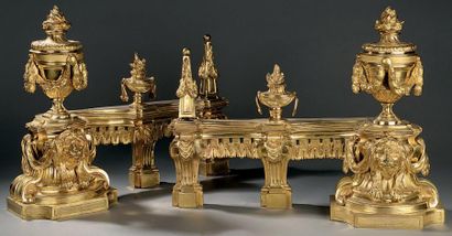 Paire de chenets en bronze ciselé et doré,...