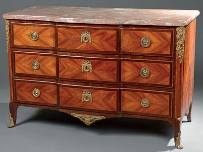 Commode en placage de bois de rose dans un...