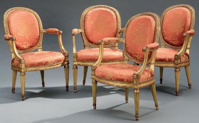 Suite de quatre fauteuils en bois mouluré...
