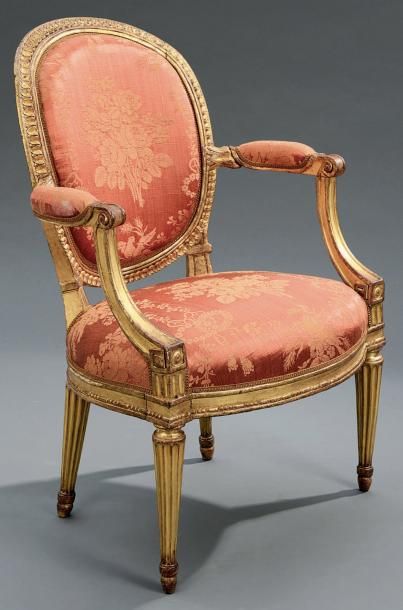 Suite de quatre fauteuils en bois mouluré...