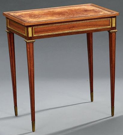 Table à écrire rectangulaire en placage d'acajou...